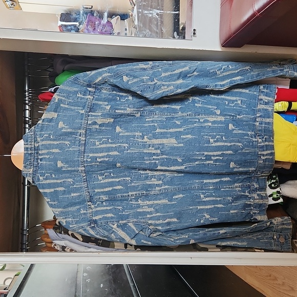 NEW! DISTRESSED DENIM JACKET SIZE MEDIUM - Picture 4 of 5